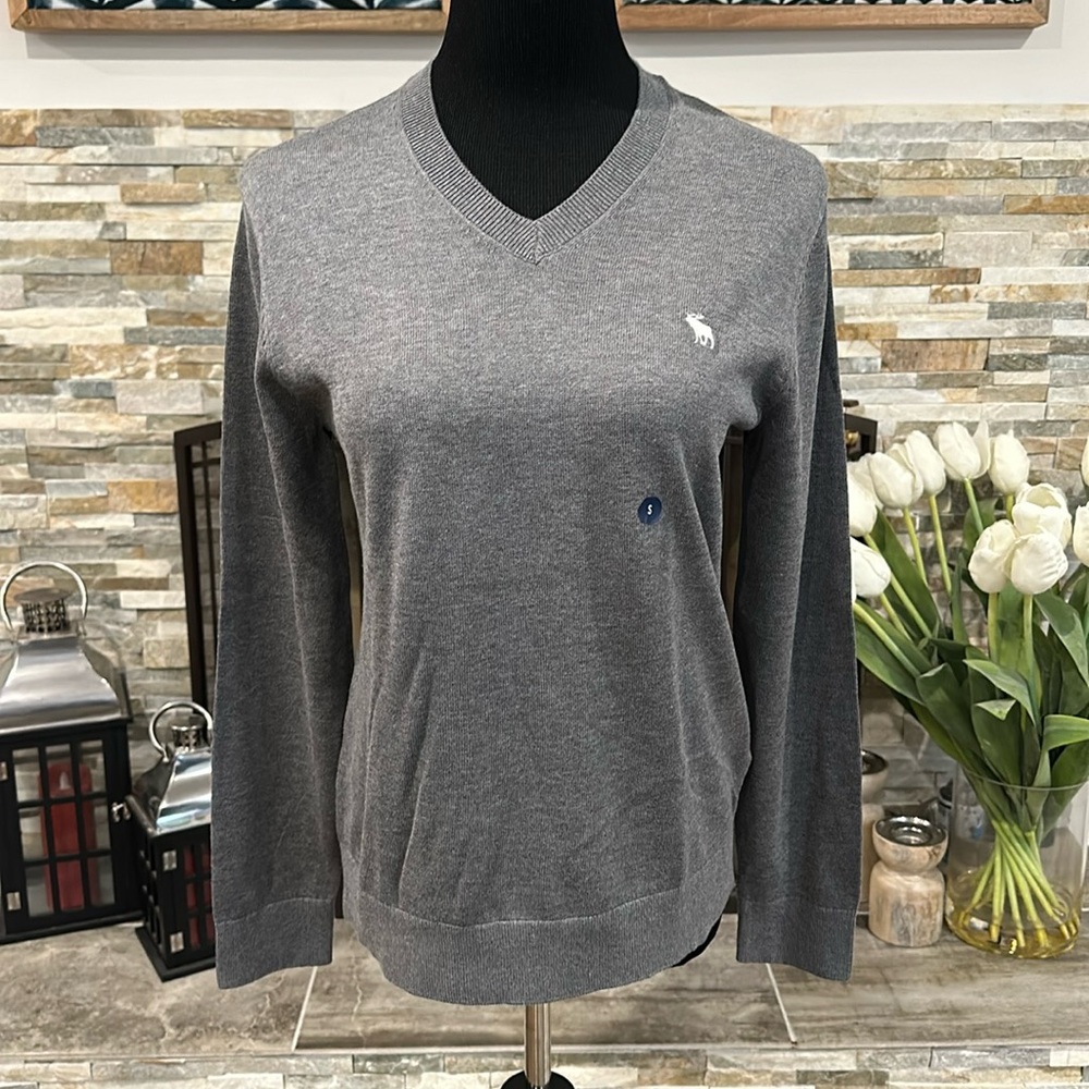 ABERCROMBIE & FITCH MEN’S V NECK SWEATER